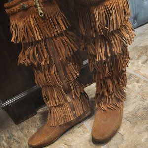 Minnetonka 5-layer Boot Brown Size 6